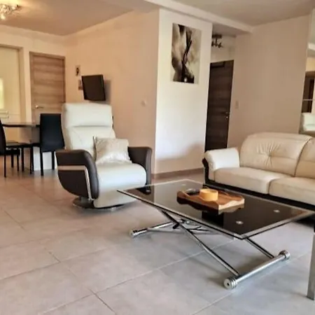 En Rez De Jardin. Apartment